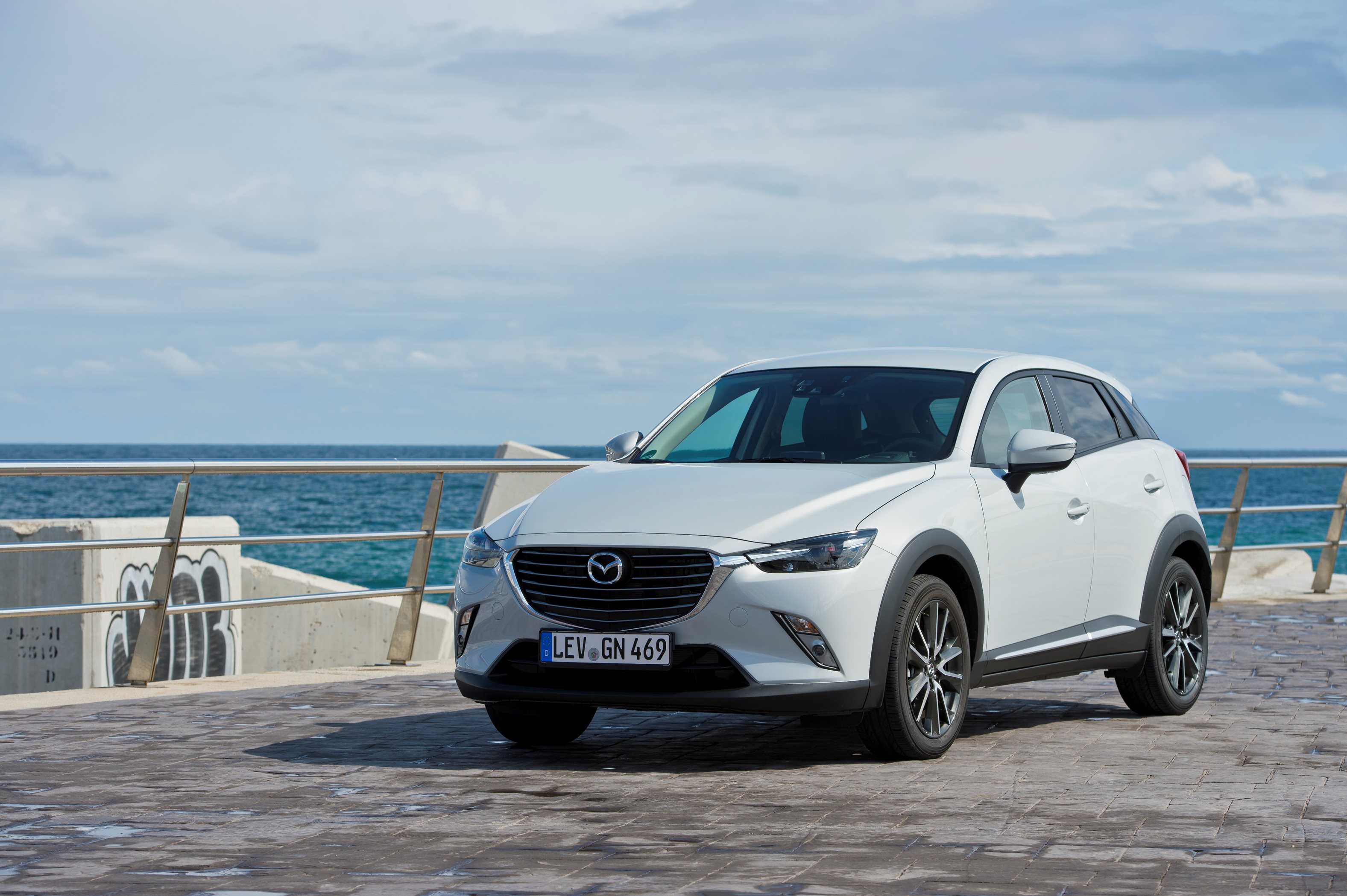Autotest Mazda CX-3 2.0 SkyActivG 150 AWD tijdens de sneak preview persintroductie. Ook is er gereden met de CX-3 SkyActiv-D 105 diesel met 20% bijtelling.