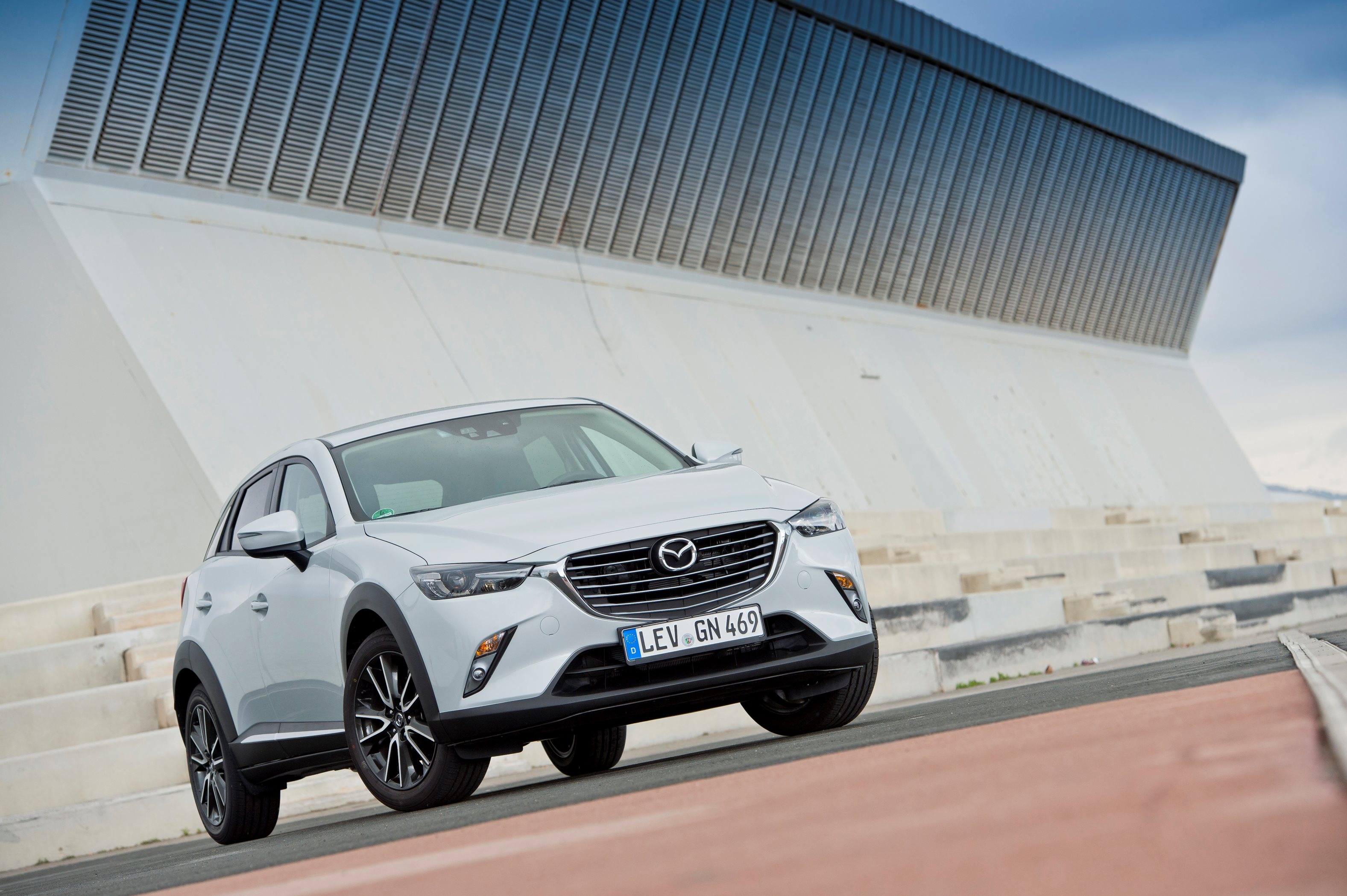 Autotest Mazda CX-3 2.0 SkyActivG 150 AWD tijdens de sneak preview persintroductie. Ook is er gereden met de CX-3 SkyActiv-D 105 diesel met 20% bijtelling.