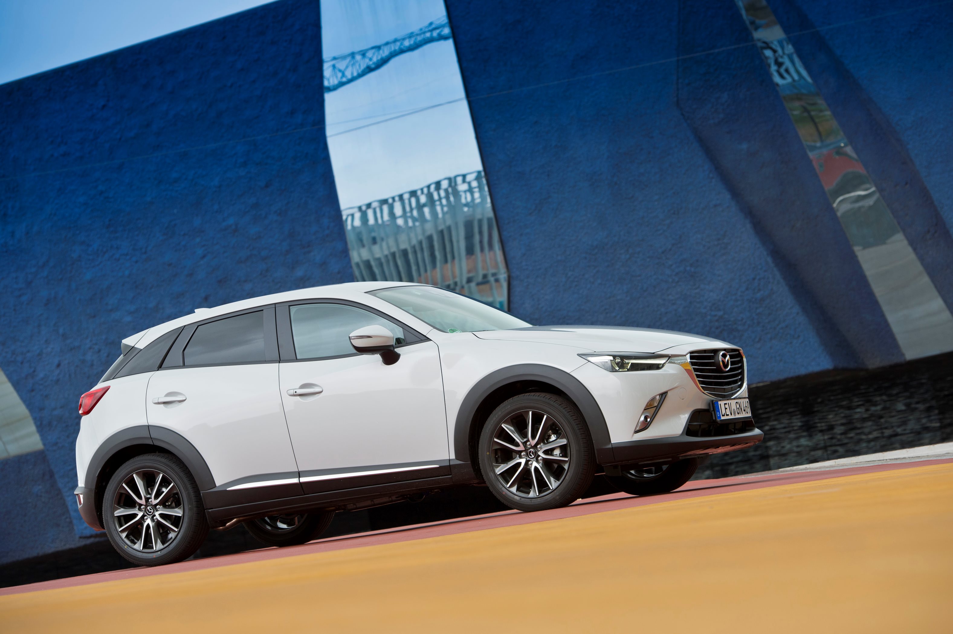 Autotest Mazda CX-3 2.0 SkyActivG 150 AWD tijdens de sneak preview persintroductie. Ook is er gereden met de CX-3 SkyActiv-D 105 diesel met 20% bijtelling.