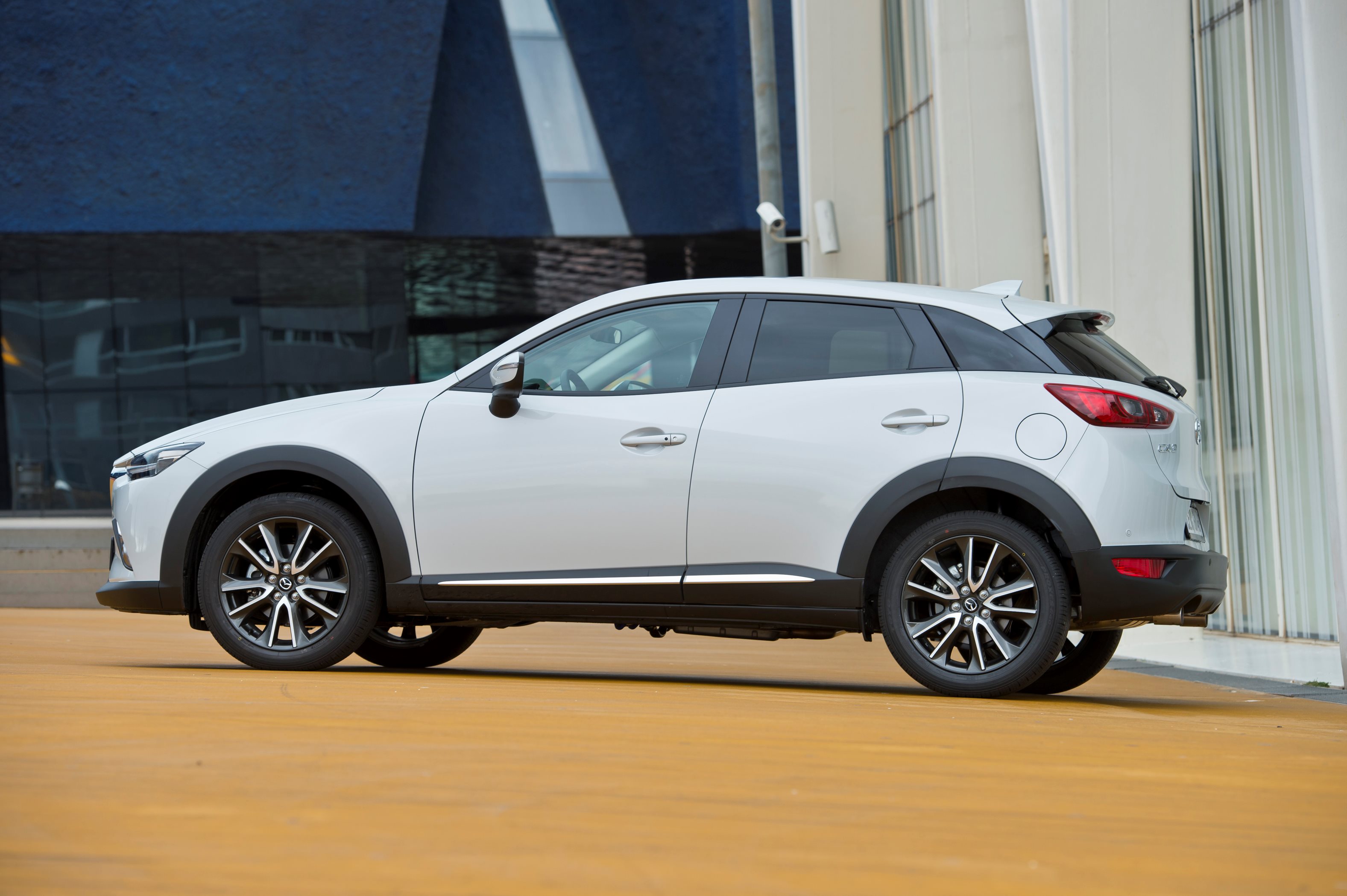 Autotest Mazda CX-3 2.0 SkyActivG 150 AWD tijdens de sneak preview persintroductie. Ook is er gereden met de CX-3 SkyActiv-D 105 diesel met 20% bijtelling.