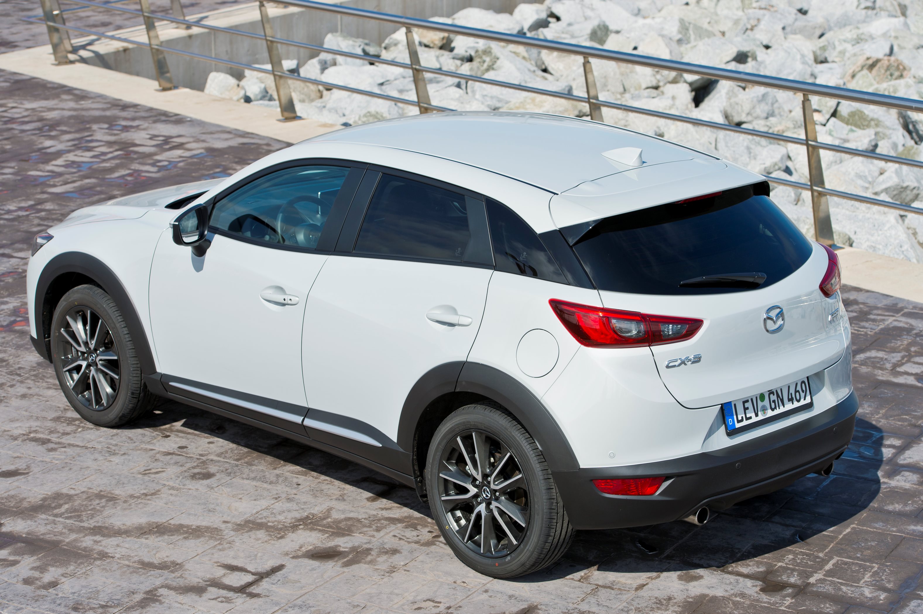 Autotest Mazda CX-3 2.0 SkyActivG 150 AWD tijdens de sneak preview persintroductie. Ook is er gereden met de CX-3 SkyActiv-D 105 diesel met 20% bijtelling.