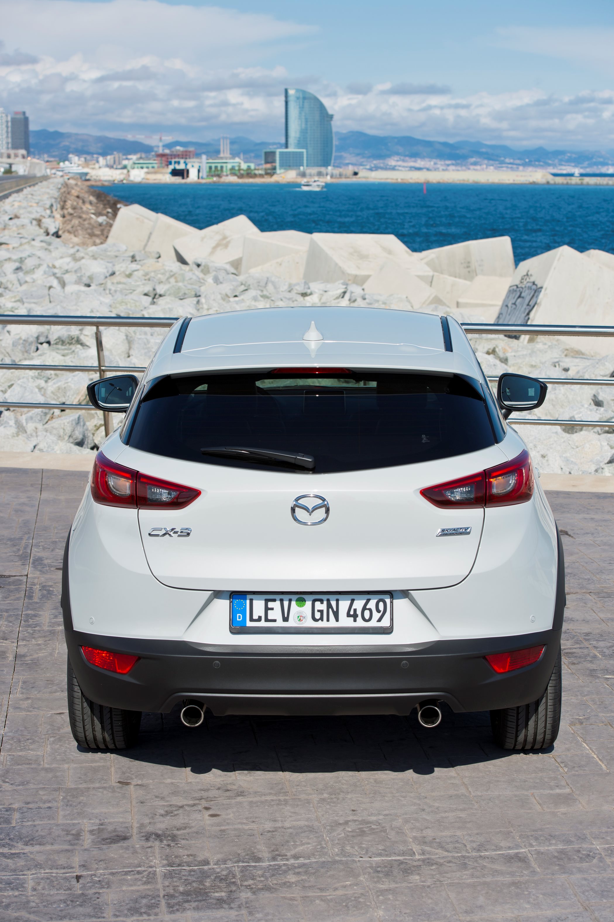 Autotest Mazda CX-3 2.0 SkyActivG 150 AWD tijdens de sneak preview persintroductie. Ook is er gereden met de CX-3 SkyActiv-D 105 diesel met 20% bijtelling.