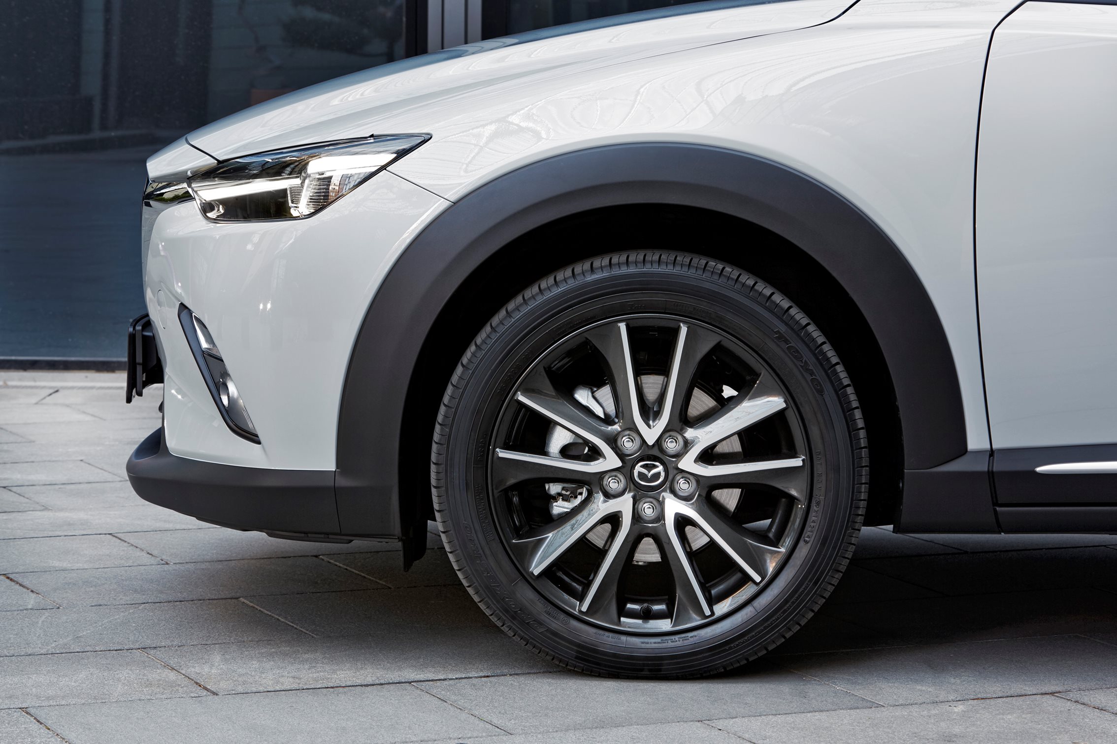 Autotest Mazda CX-3 2.0 SkyActivG 150 AWD tijdens de sneak preview persintroductie. Ook is er gereden met de CX-3 SkyActiv-D 105 diesel met 20% bijtelling.