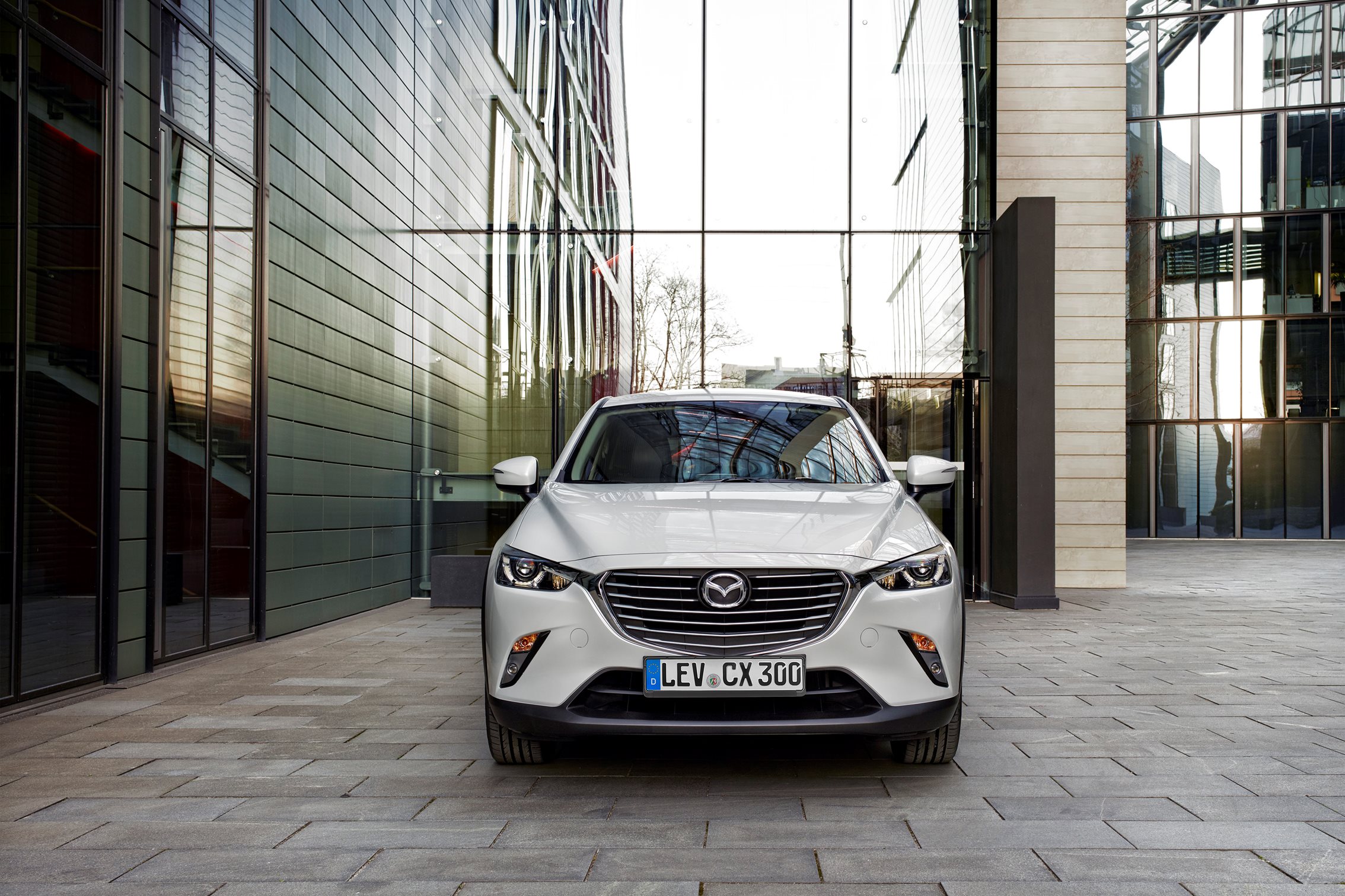 Autotest Mazda CX-3 2.0 SkyActivG 150 AWD tijdens de sneak preview persintroductie. Ook is er gereden met de CX-3 SkyActiv-D 105 diesel met 20% bijtelling.
