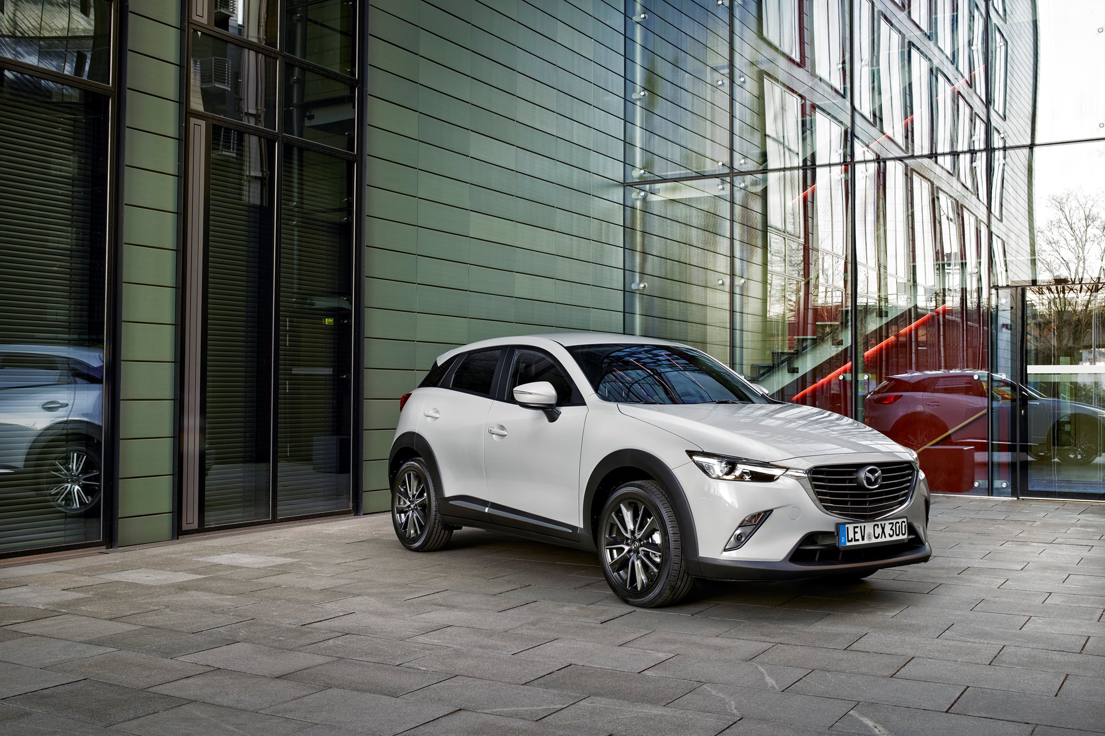 Autotest Mazda CX-3 2.0 SkyActivG 150 AWD tijdens de sneak preview persintroductie. Ook is er gereden met de CX-3 SkyActiv-D 105 diesel met 20% bijtelling.