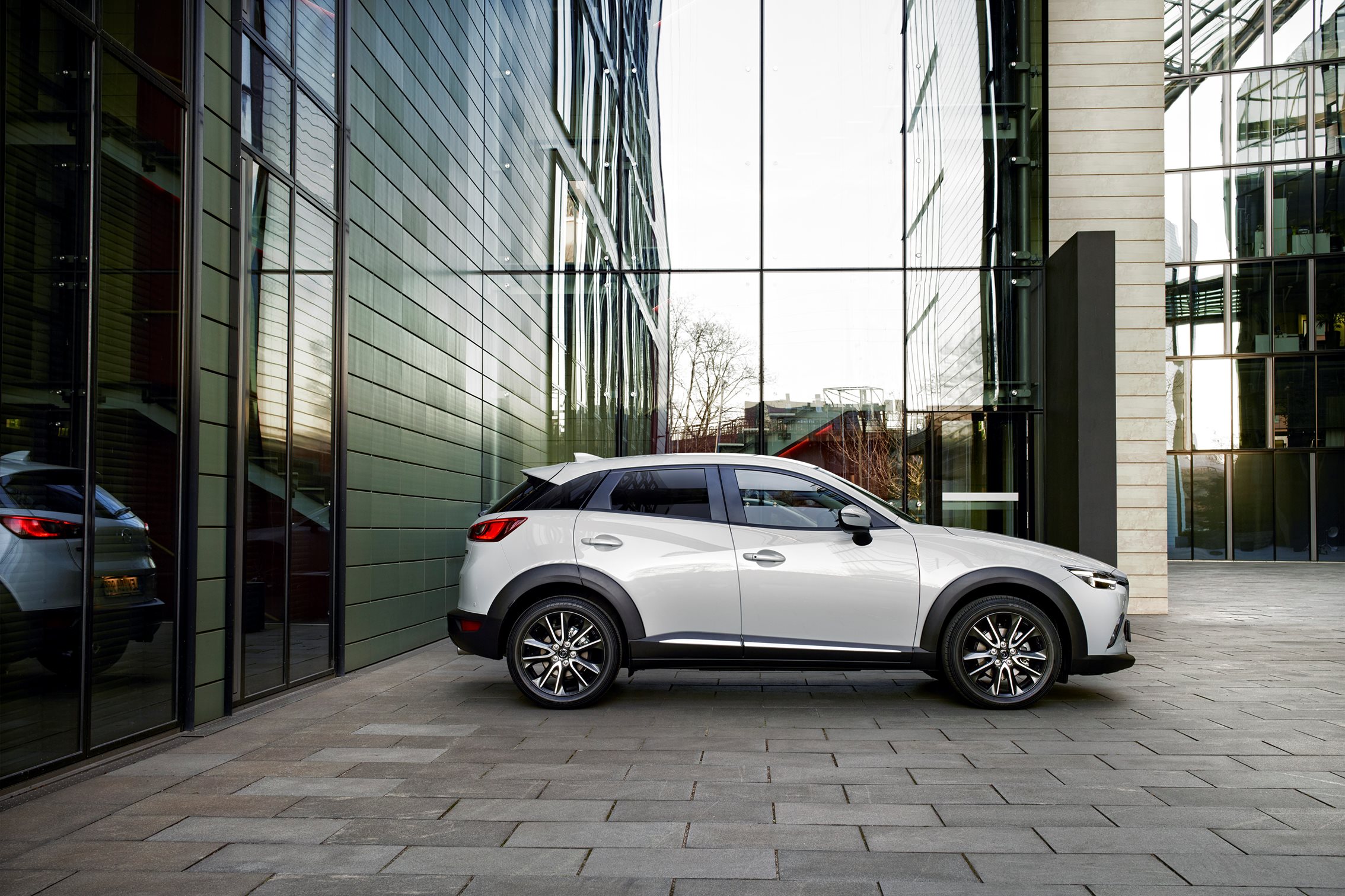 Autotest Mazda CX-3 2.0 SkyActivG 150 AWD tijdens de sneak preview persintroductie. Ook is er gereden met de CX-3 SkyActiv-D 105 diesel met 20% bijtelling.