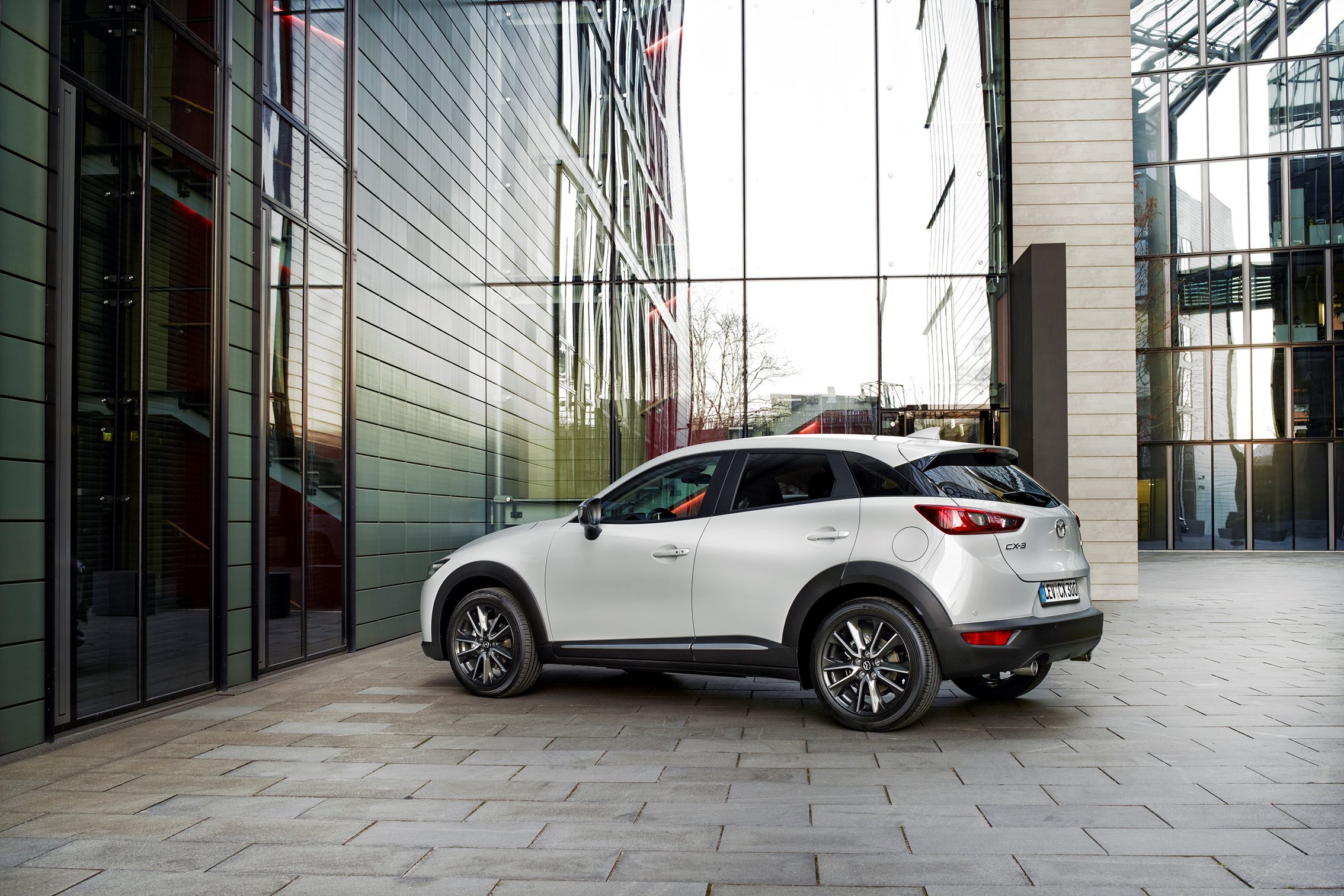 Autotest Mazda CX-3 2.0 SkyActivG 150 AWD tijdens de sneak preview persintroductie. Ook is er gereden met de CX-3 SkyActiv-D 105 diesel met 20% bijtelling.