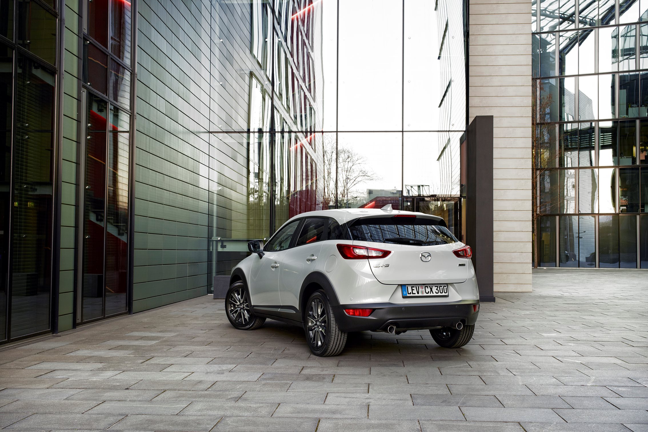 Autotest Mazda CX-3 2.0 SkyActivG 150 AWD tijdens de sneak preview persintroductie. Ook is er gereden met de CX-3 SkyActiv-D 105 diesel met 20% bijtelling.