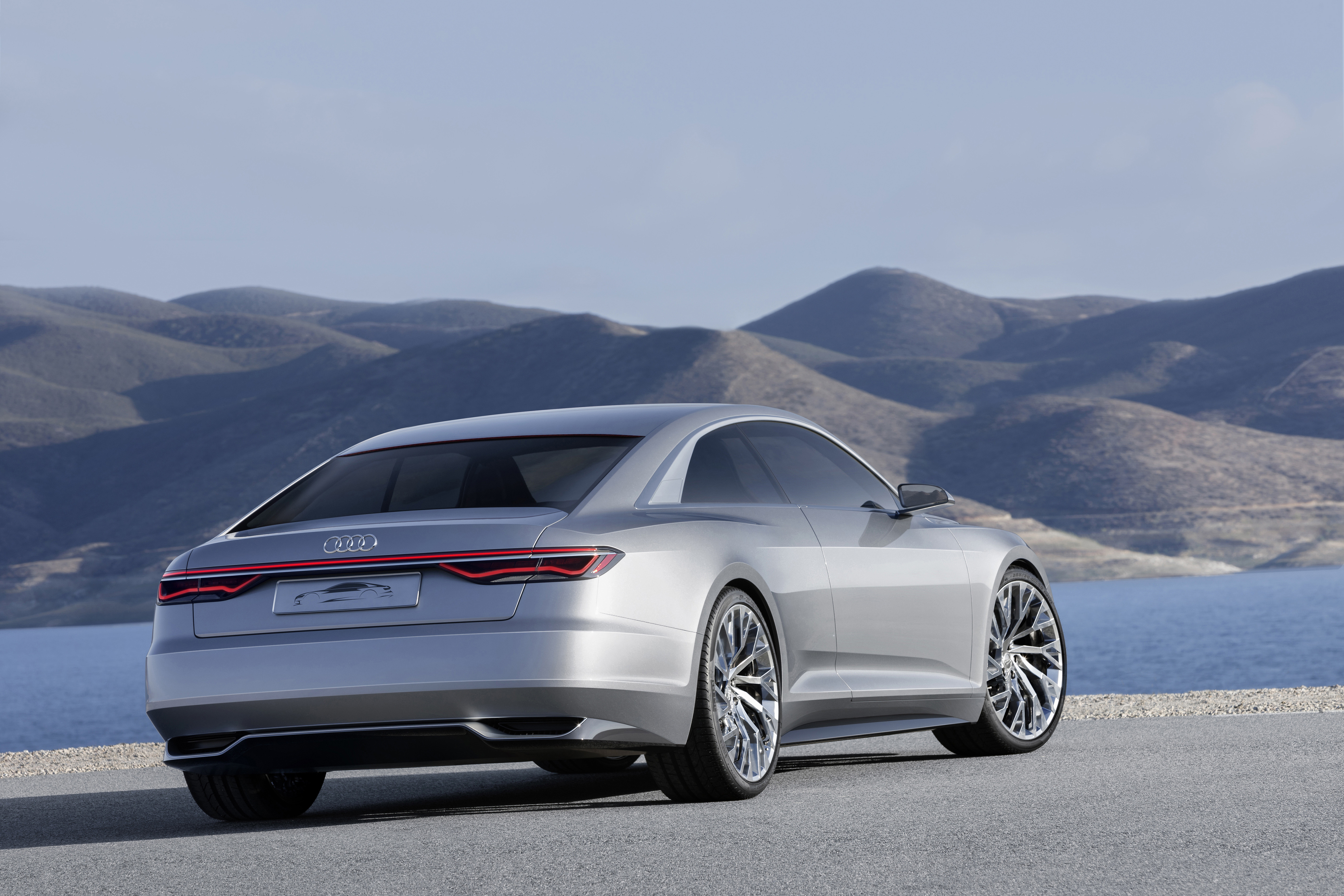 De eerste schimmen van de nieuwe Audi A6, A7 en A8 zijn op het internet beland. De drie lieten hun neus even zien tijdens een interview over het toekomstige Audi-design.