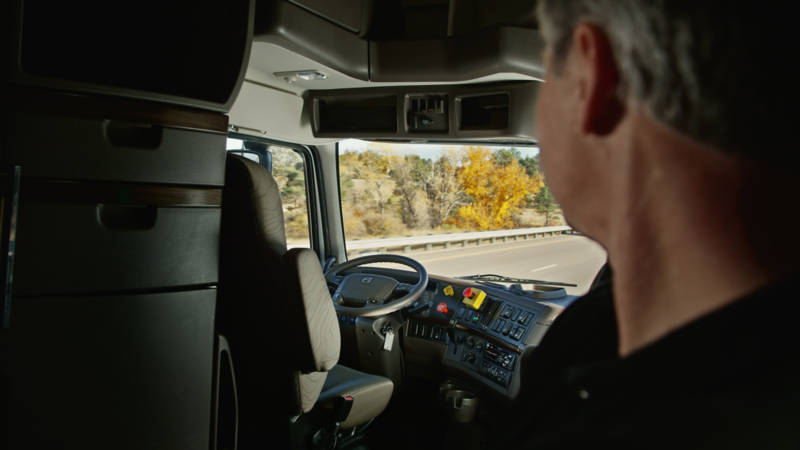 In de VS heeft de eerste commercile rit met een autonome vrachtwagen plaatsgevonden. De lading bestond uit 50.000 blikjes bier.
