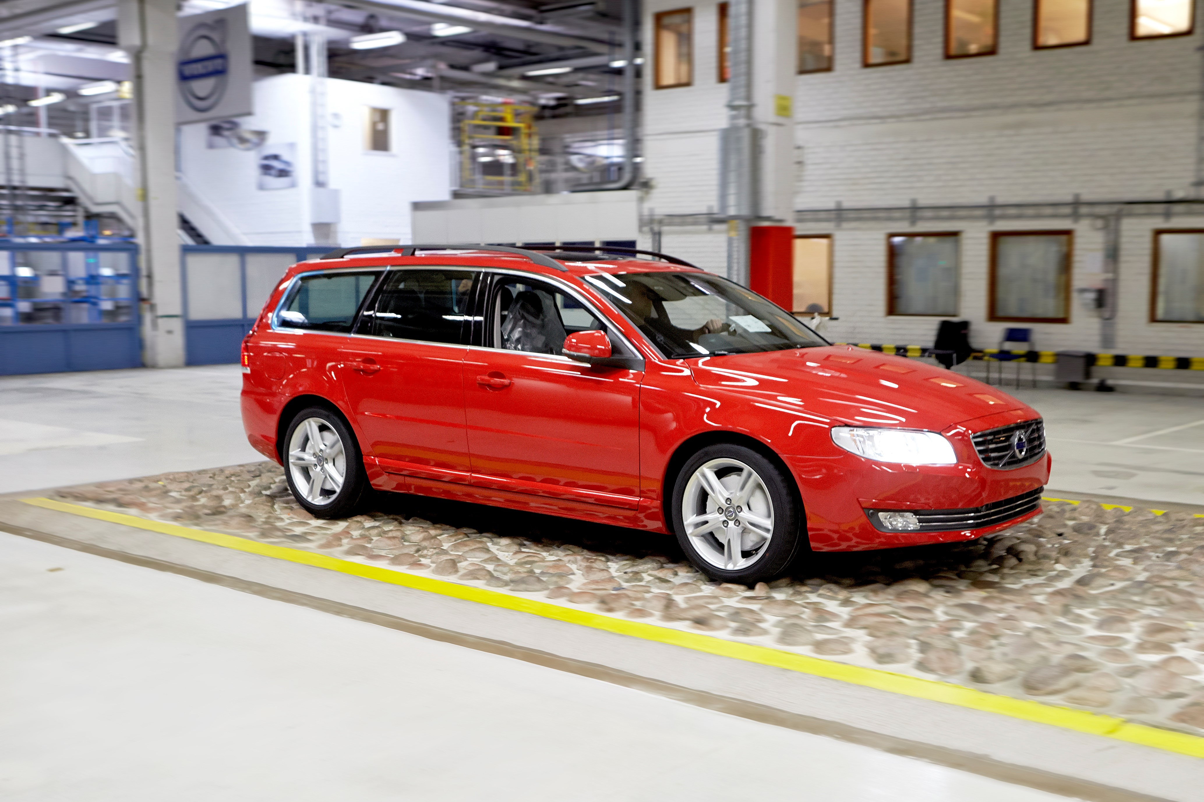 De productie van de Volvo V70 loopt op 25 april 2016 in Torslanda ten einde. Zijn opvolger, de Volvo V90, rolt in juni van de band.