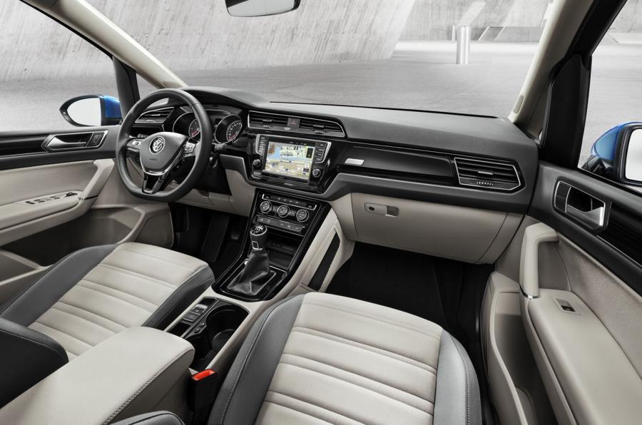 Volkswagen toont in Genve de volledig nieuwe Touran. Het model is nu weer in lijn met de rest van het modellengamma en groeit met 13 centimeter ten opzichte van de huidige Touran.