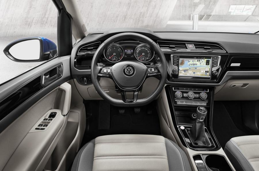 Volkswagen toont in Genve de volledig nieuwe Touran. Het model is nu weer in lijn met de rest van het modellengamma en groeit met 13 centimeter ten opzichte van de huidige Touran.