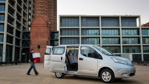 Autotest Nissan e-NV200, de elektrische Nissan NV200. Nissan levert de elektrische auto als bedrijfswagen of personenbus e-NV200 Evalia. Ondernemers komen in aanmerking voor vele subsidies.