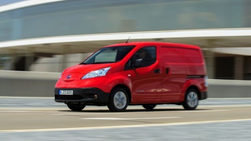 Autotest Nissan e-NV200, de elektrische Nissan NV200. Nissan levert de elektrische auto als bedrijfswagen of personenbus e-NV200 Evalia. Ondernemers komen in aanmerking voor vele subsidies.