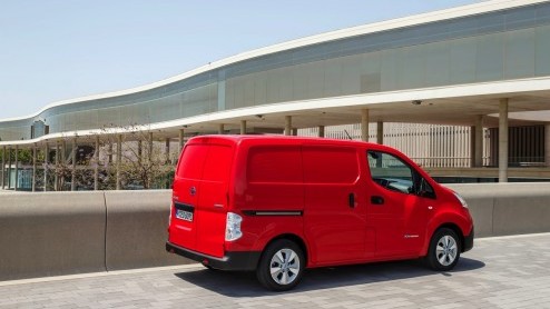 Autotest Nissan e-NV200, de elektrische Nissan NV200. Nissan levert de elektrische auto als bedrijfswagen of personenbus e-NV200 Evalia. Ondernemers komen in aanmerking voor vele subsidies.