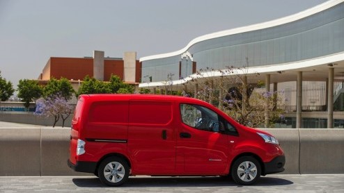 Autotest Nissan e-NV200, de elektrische Nissan NV200. Nissan levert de elektrische auto als bedrijfswagen of personenbus e-NV200 Evalia. Ondernemers komen in aanmerking voor vele subsidies.