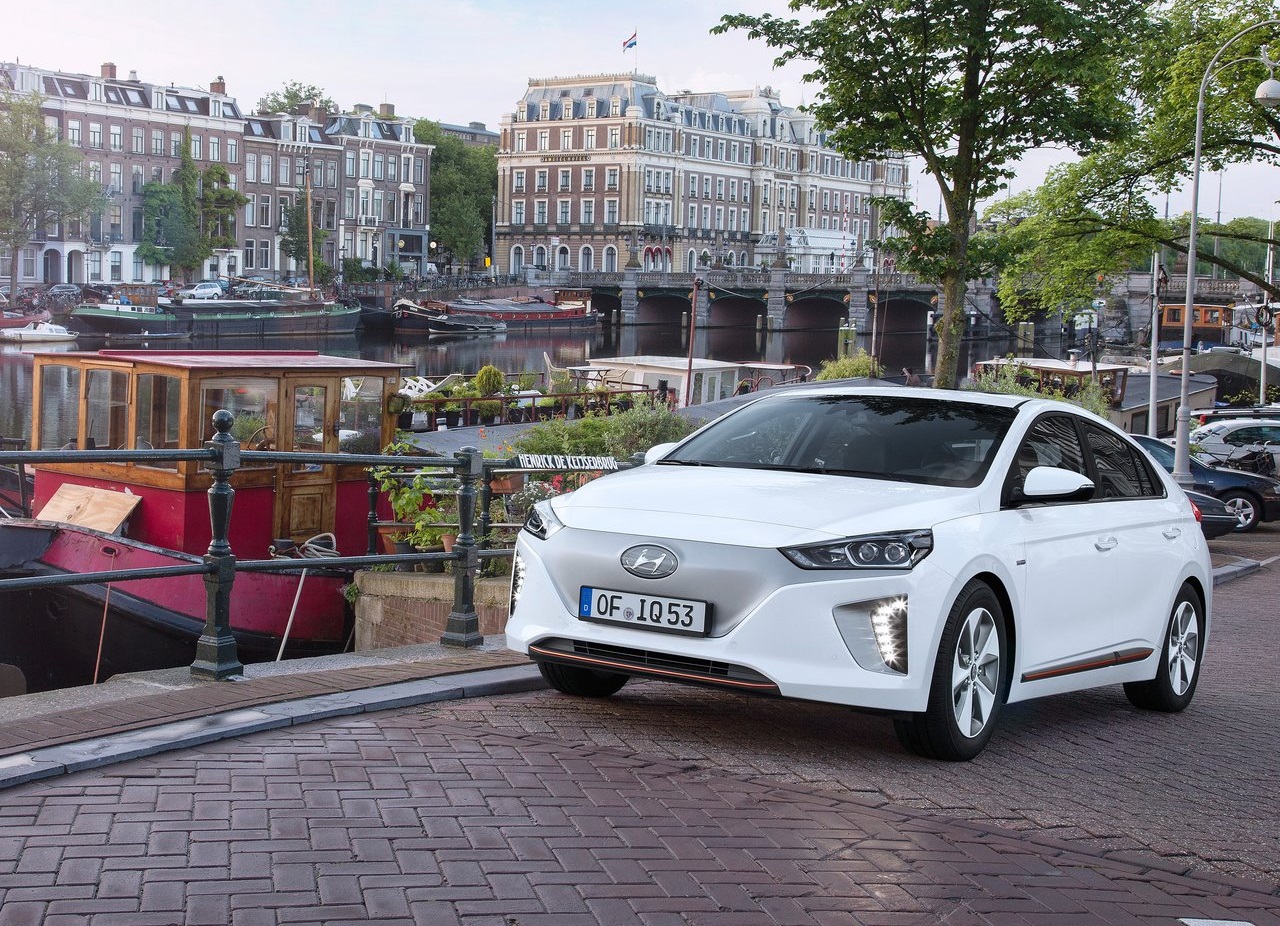Met de Ioniq begeeft Hyundai zich op de markt van auto's als de Prius. AutoVandaag zocht met een rijtest uit of het de Ioniq gaat lukken om verkopen van de concurrentie af te snoepen.