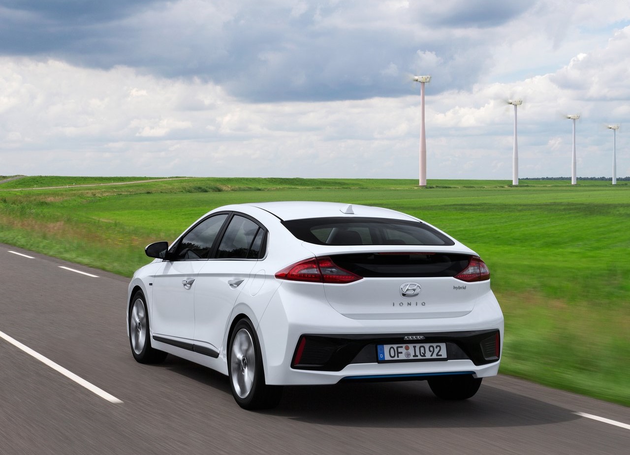 Met de Ioniq begeeft Hyundai zich op de markt van auto's als de Prius. AutoVandaag zocht met een rijtest uit of het de Ioniq gaat lukken om verkopen van de concurrentie af te snoepen.