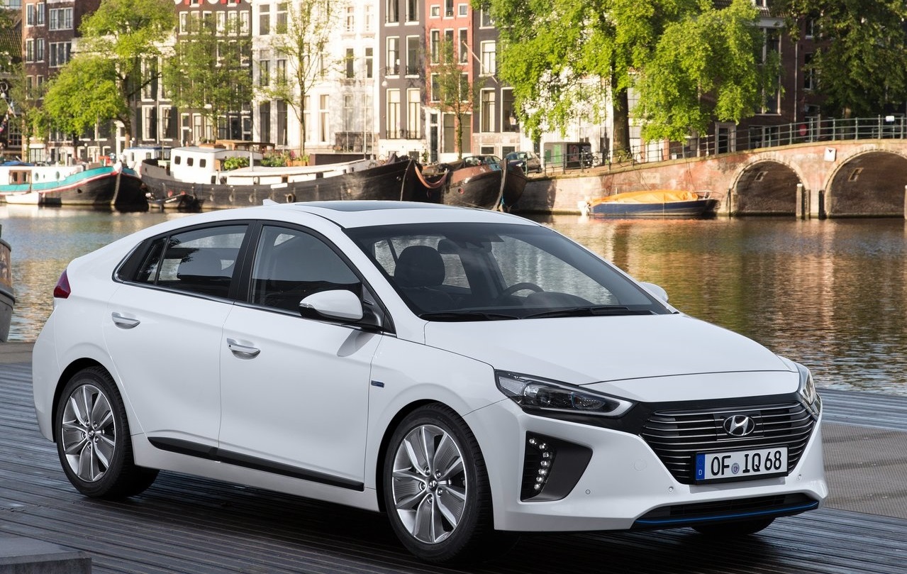 Met de Ioniq begeeft Hyundai zich op de markt van auto's als de Prius. AutoVandaag zocht met een rijtest uit of het de Ioniq gaat lukken om verkopen van de concurrentie af te snoepen.