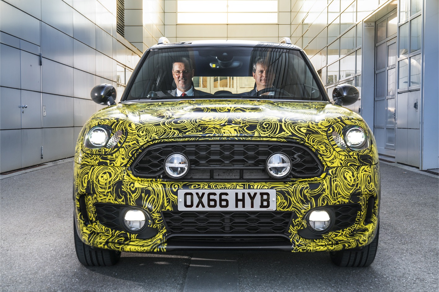Mini geeft meer informatie over de nieuwe Countryman. Die krijgt in ieder geval een plug-in hybride versie, maar volledig elektrisch rijden is wel mogelijk.