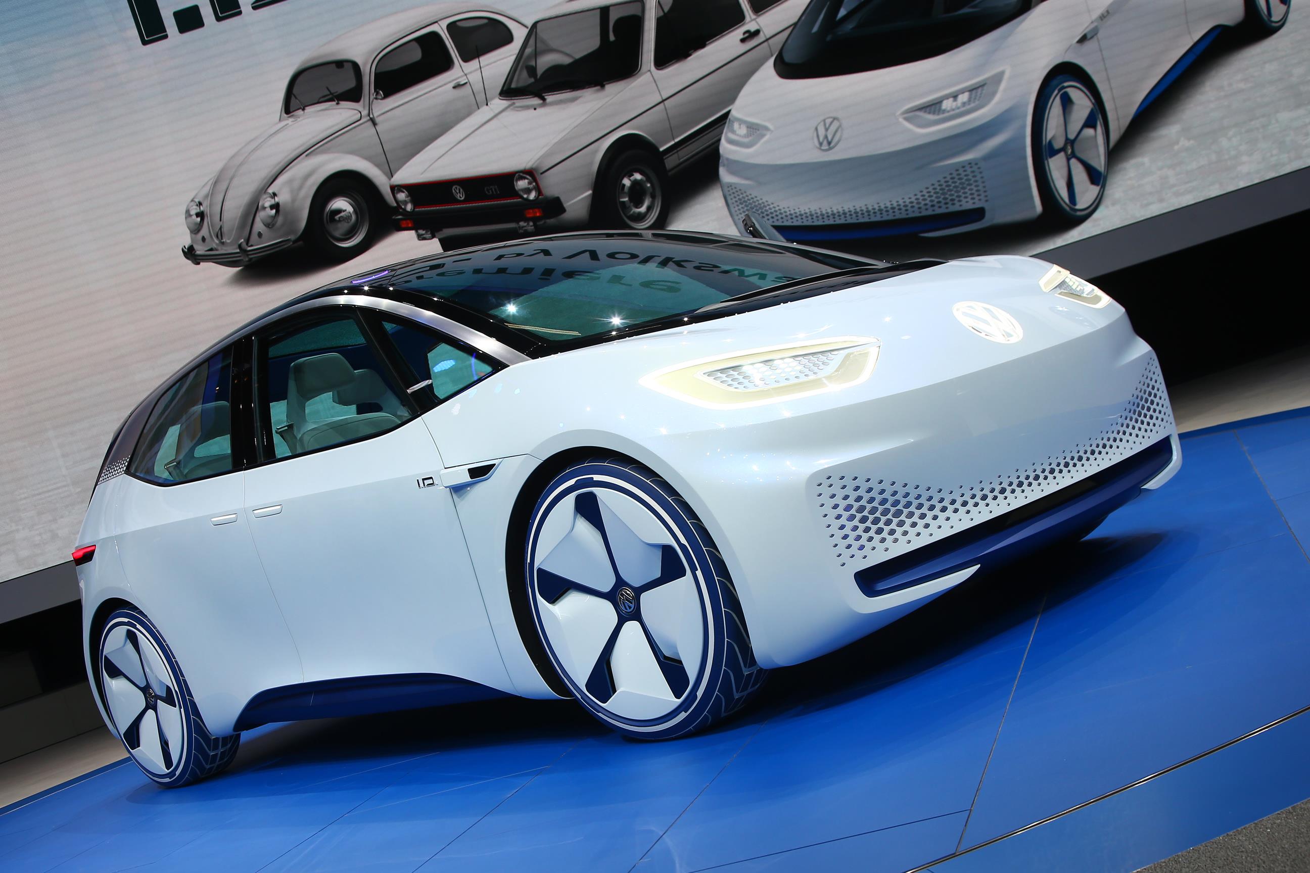 Volkswagen introduceert I.D. Concept op Autosalon Parijs 2016, een volledig elektrische Volkswagen met 600 kilometer actieradius en zelfrijdende functie vanaf 2025;