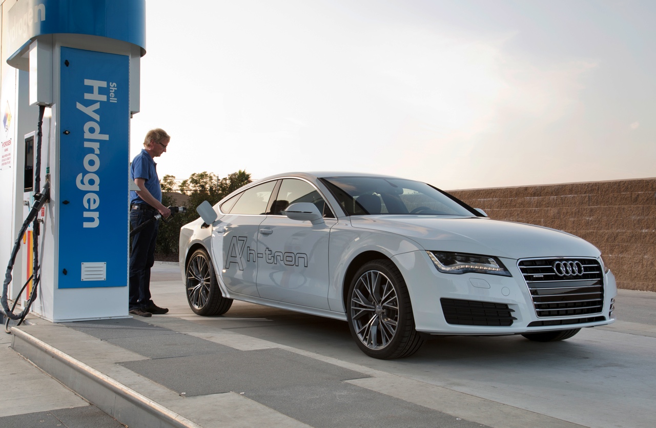 Audi maakt binnen tien jaar elk model minimaal hybride en introduceert daarnaast h-tron waterstoftechniek, elektrische turbo's, g-tron aardgas en draadloos laden.
