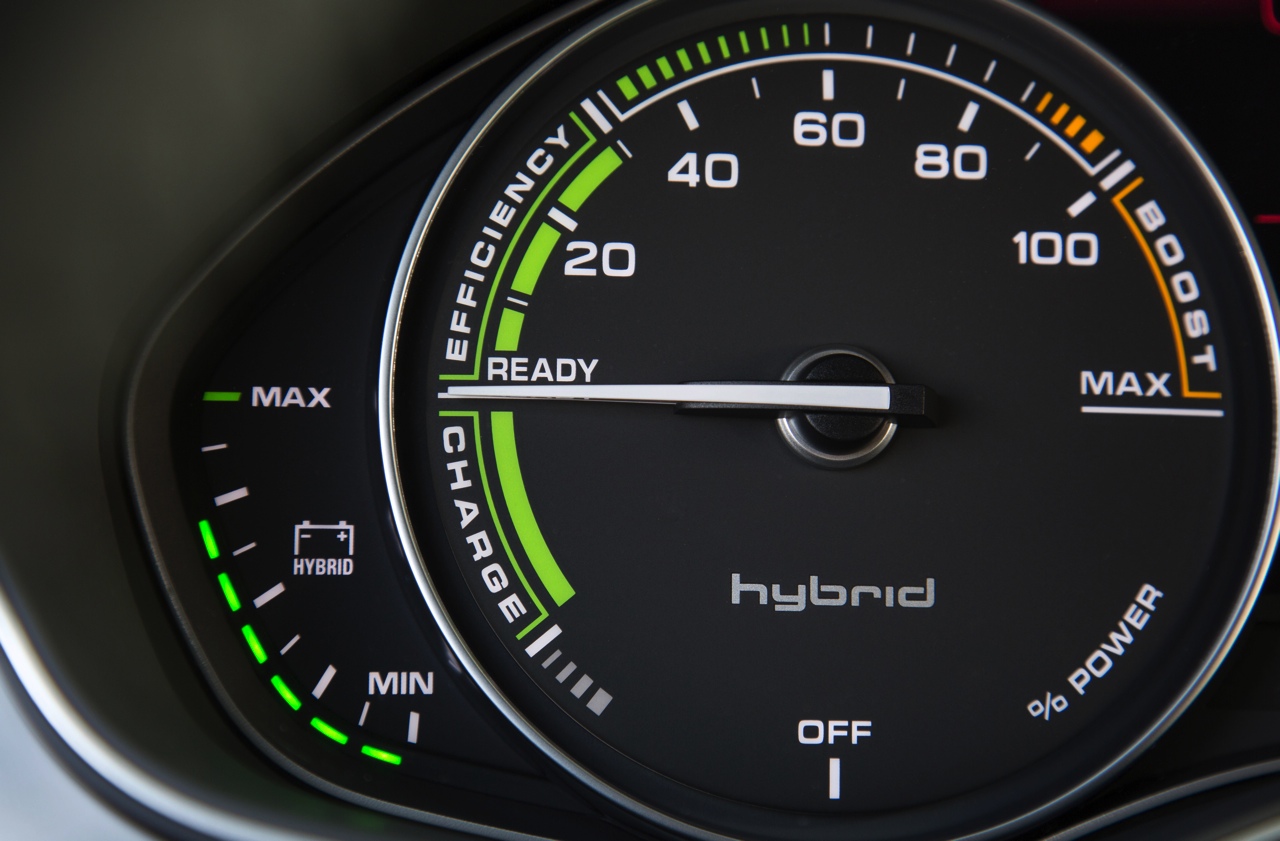 Audi maakt binnen tien jaar elk model minimaal hybride en introduceert daarnaast h-tron waterstoftechniek, elektrische turbo's, g-tron aardgas en draadloos laden.