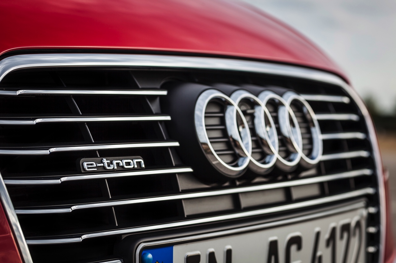 Audi maakt binnen tien jaar elk model minimaal hybride en introduceert daarnaast h-tron waterstoftechniek, elektrische turbo's, g-tron aardgas en draadloos laden.