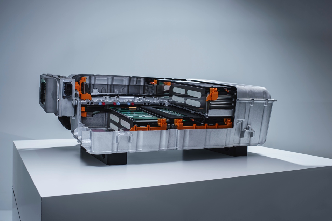 Audi maakt binnen tien jaar elk model minimaal hybride en introduceert daarnaast h-tron waterstoftechniek, elektrische turbo's, g-tron aardgas en draadloos laden.