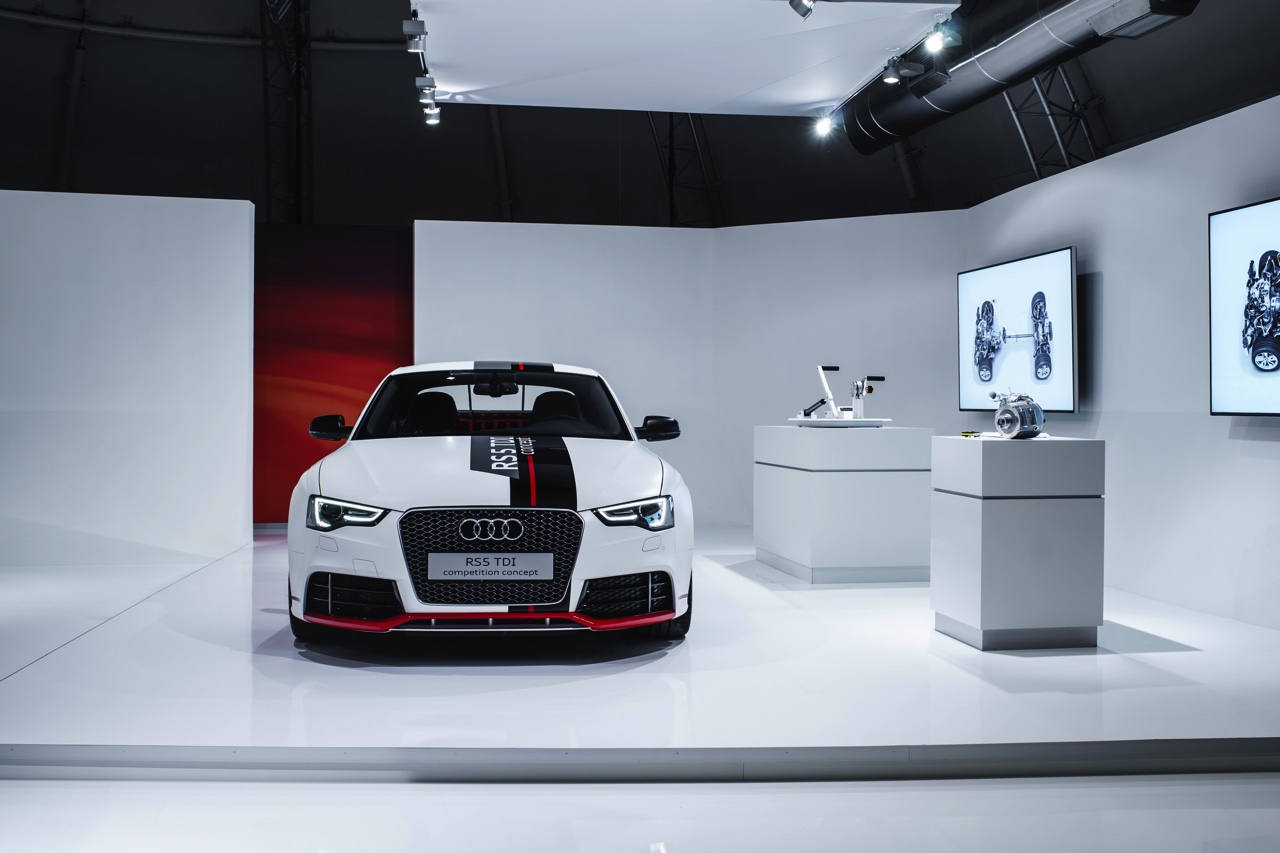 Audi maakt binnen tien jaar elk model minimaal hybride en introduceert daarnaast h-tron waterstoftechniek, elektrische turbo's, g-tron aardgas en draadloos laden.