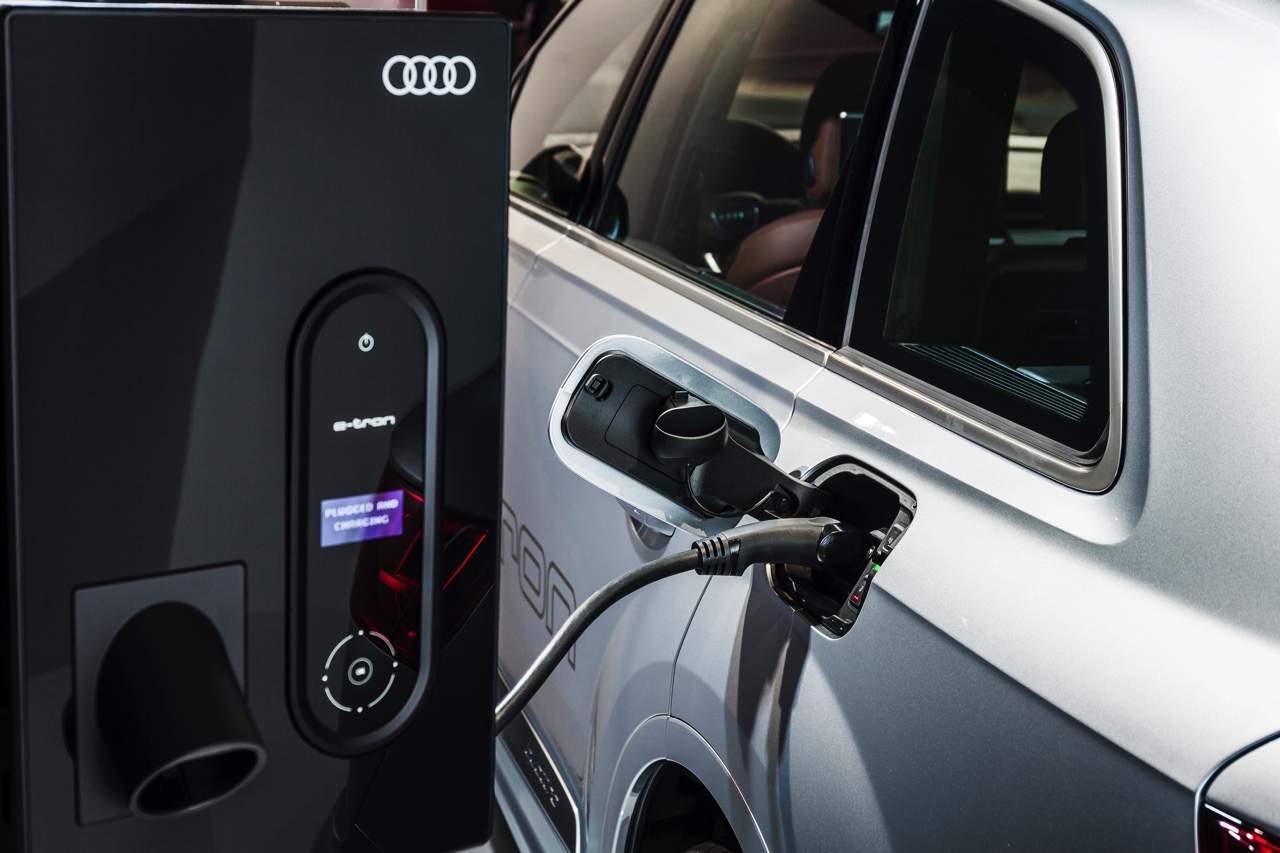 Audi maakt binnen tien jaar elk model minimaal hybride en introduceert daarnaast h-tron waterstoftechniek, elektrische turbo's, g-tron aardgas en draadloos laden.
