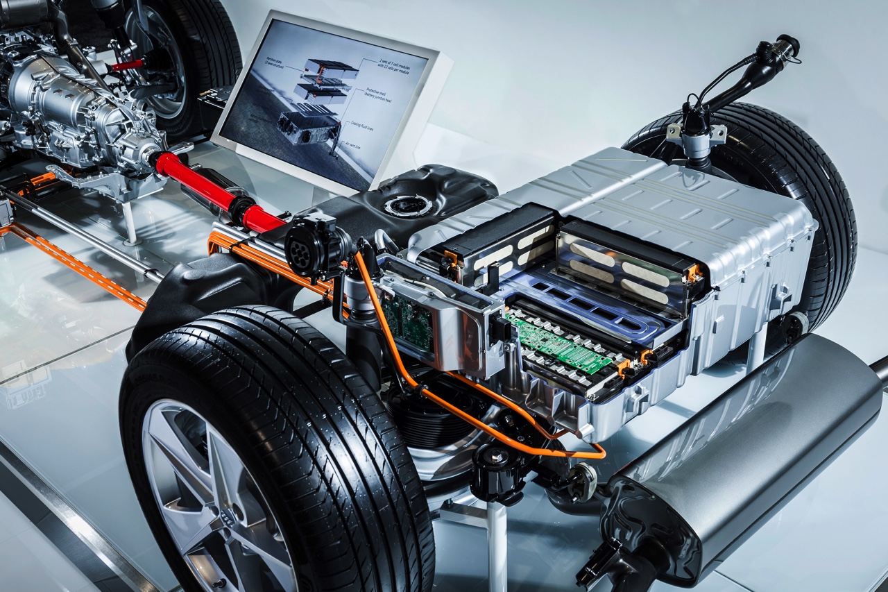 Audi maakt binnen tien jaar elk model minimaal hybride en introduceert daarnaast h-tron waterstoftechniek, elektrische turbo's, g-tron aardgas en draadloos laden.