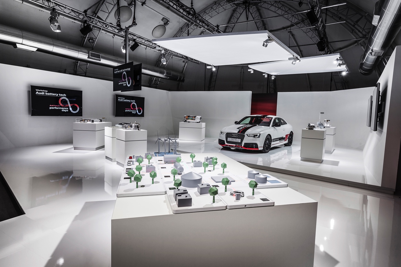 Audi maakt binnen tien jaar elk model minimaal hybride en introduceert daarnaast h-tron waterstoftechniek, elektrische turbo's, g-tron aardgas en draadloos laden.