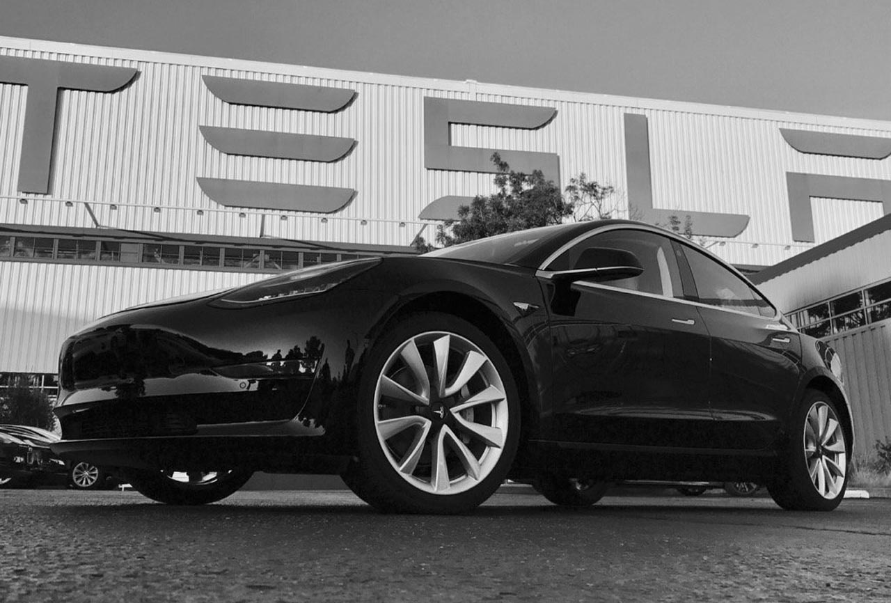 Tesla oprichter Elon Musk laat aan de hand van twee foto's op Twitter weten dat de eerste Model 3 inmiddels geproduceerd is.