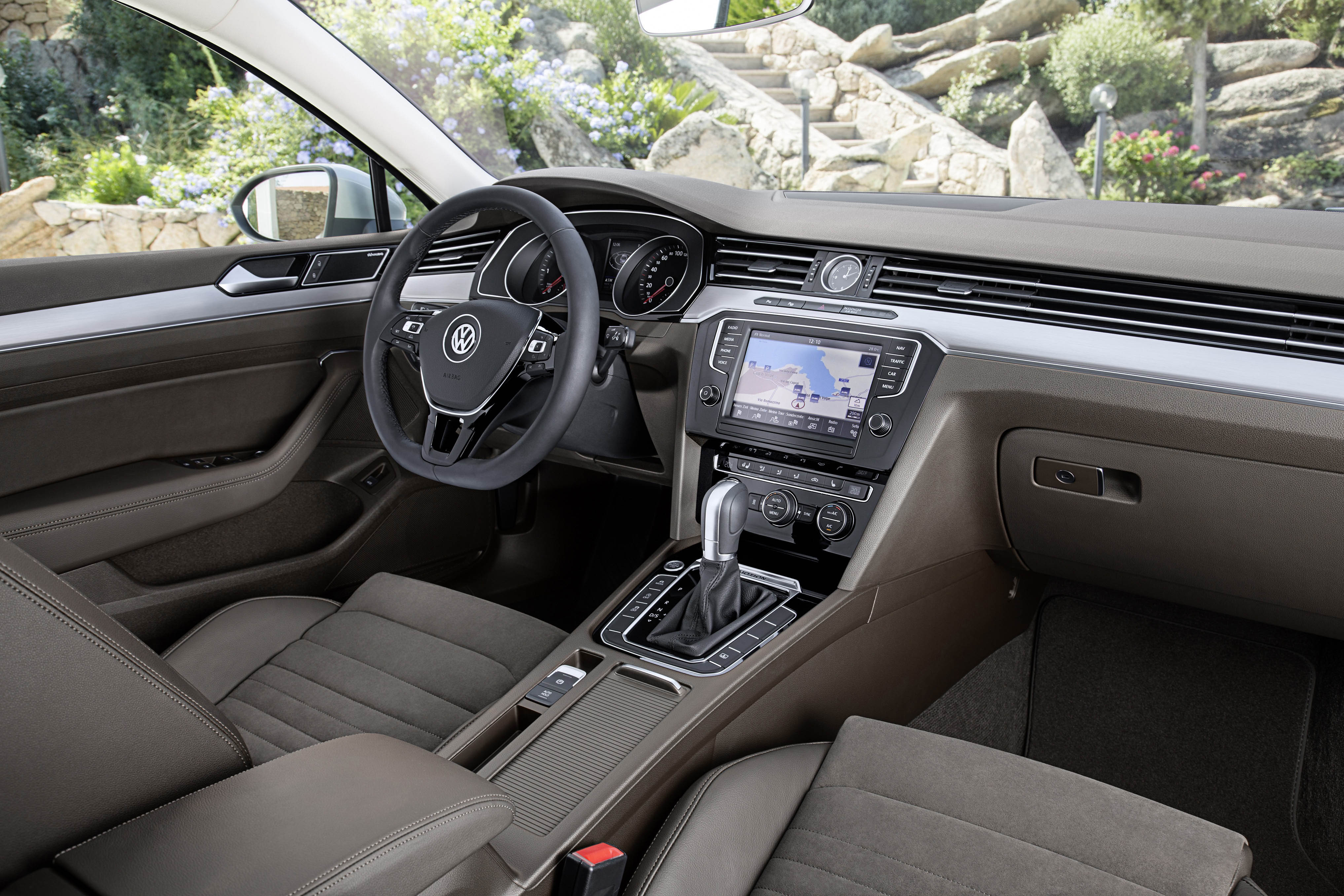 In de Car of the Year-verkiezing mag de Volkswagen Passat zich Auto van het Jaar 2015 noemen.