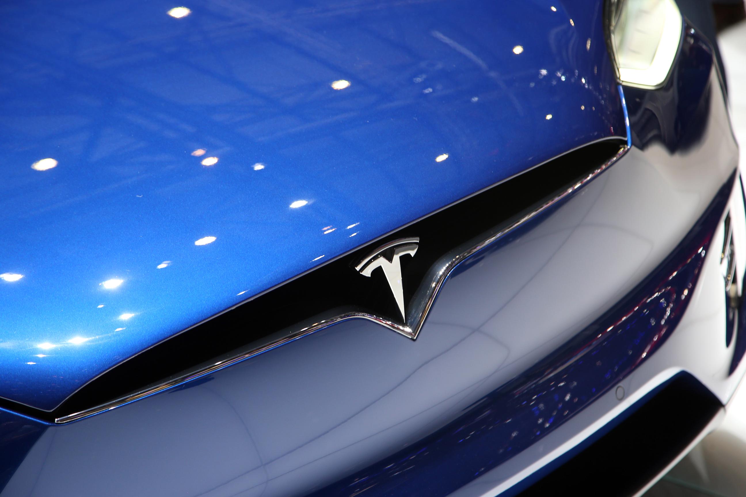Prijzen, uitvoeringen en opties Tesla Model X bekend. De nieuwe Model X is er vanaf 94.500 euro voor de Model X 70D en als Model X 90D voor 111.200 euro.
