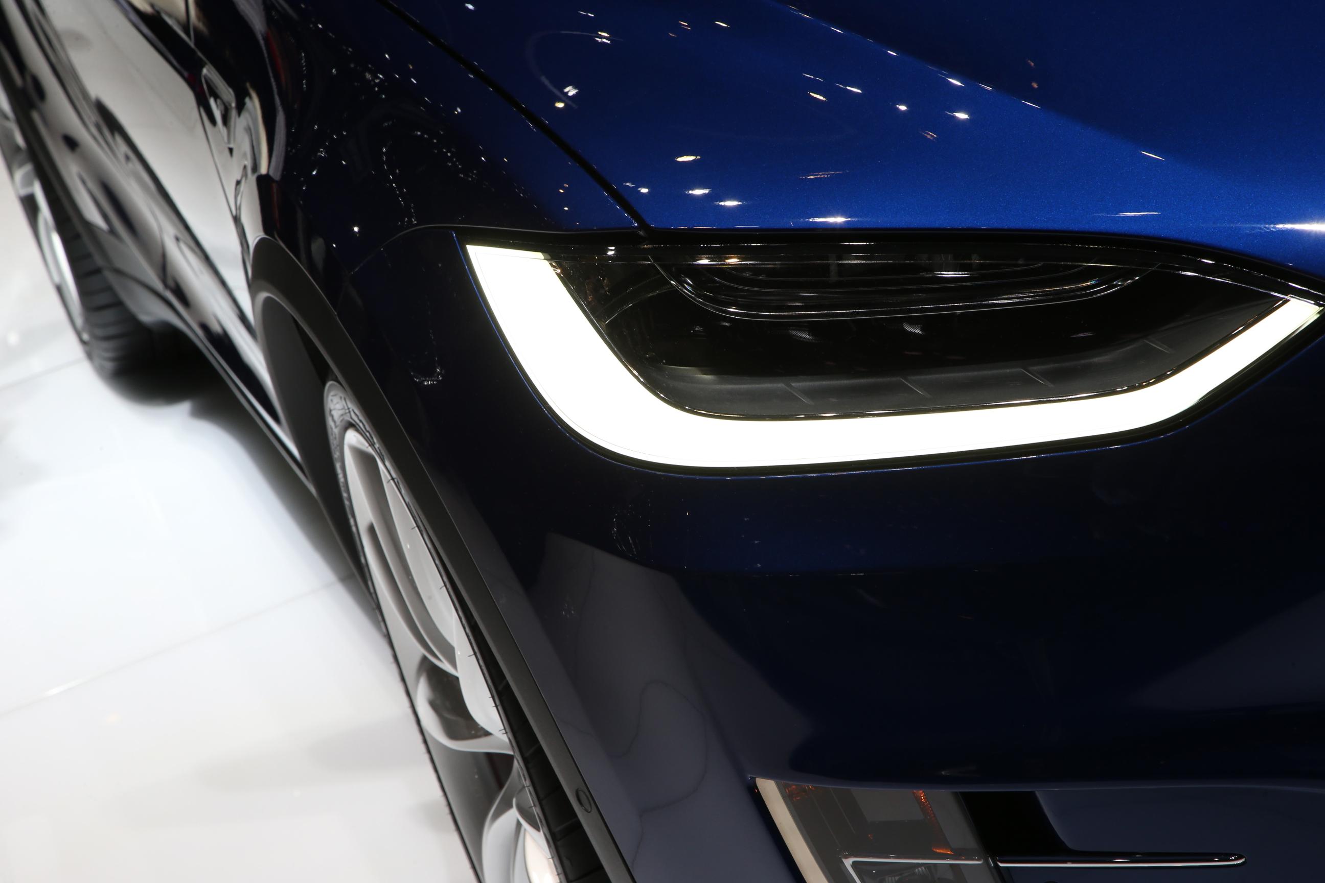 Prijzen, uitvoeringen en opties Tesla Model X bekend. De nieuwe Model X is er vanaf 94.500 euro voor de Model X 70D en als Model X 90D voor 111.200 euro.