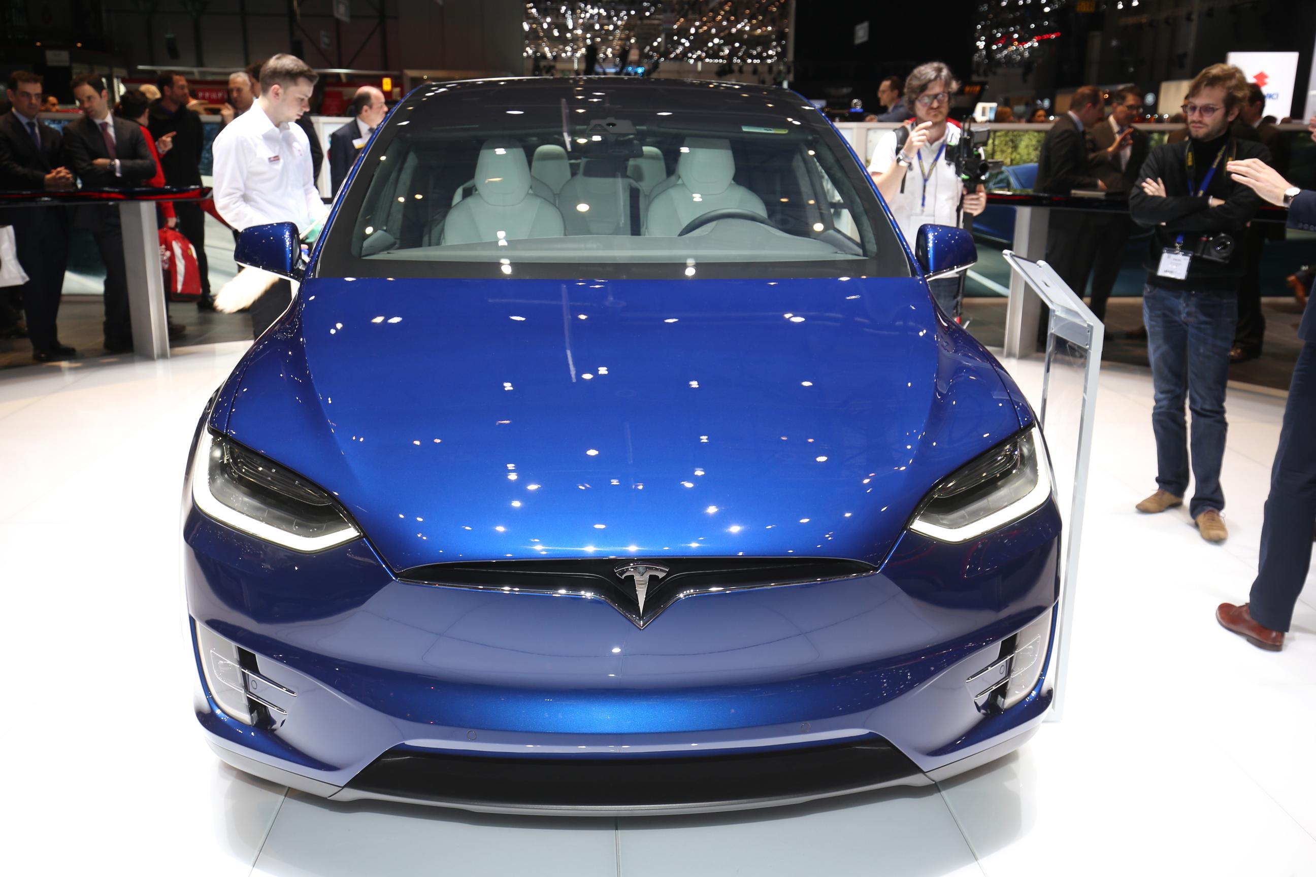 Prijzen, uitvoeringen en opties Tesla Model X bekend. De nieuwe Model X is er vanaf 94.500 euro voor de Model X 70D en als Model X 90D voor 111.200 euro.