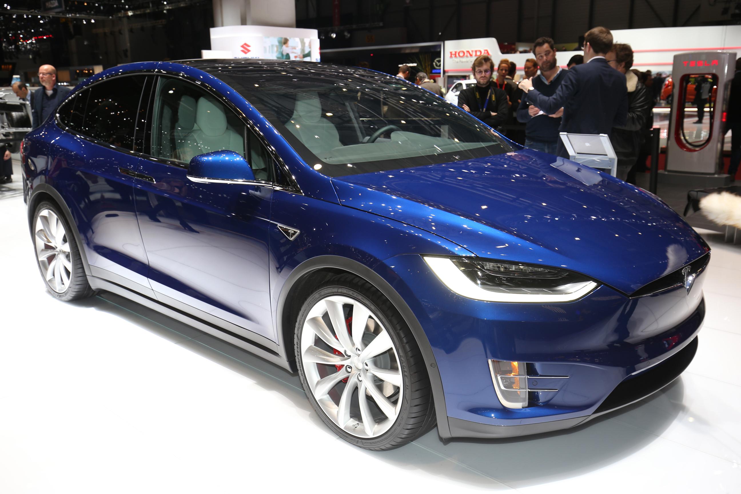 Prijzen, uitvoeringen en opties Tesla Model X bekend. De nieuwe Model X is er vanaf 94.500 euro voor de Model X 70D en als Model X 90D voor 111.200 euro.