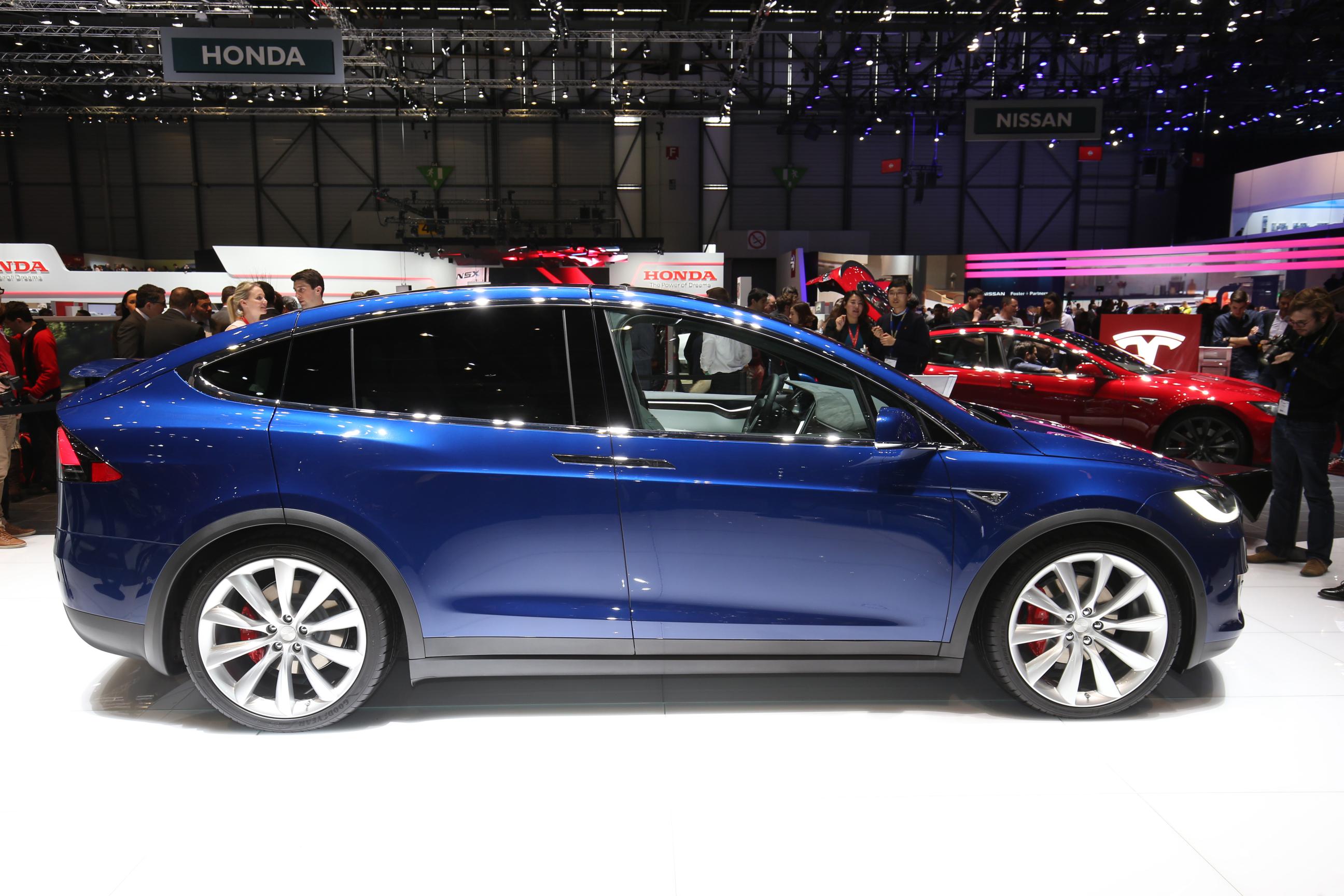 Prijzen, uitvoeringen en opties Tesla Model X bekend. De nieuwe Model X is er vanaf 94.500 euro voor de Model X 70D en als Model X 90D voor 111.200 euro.