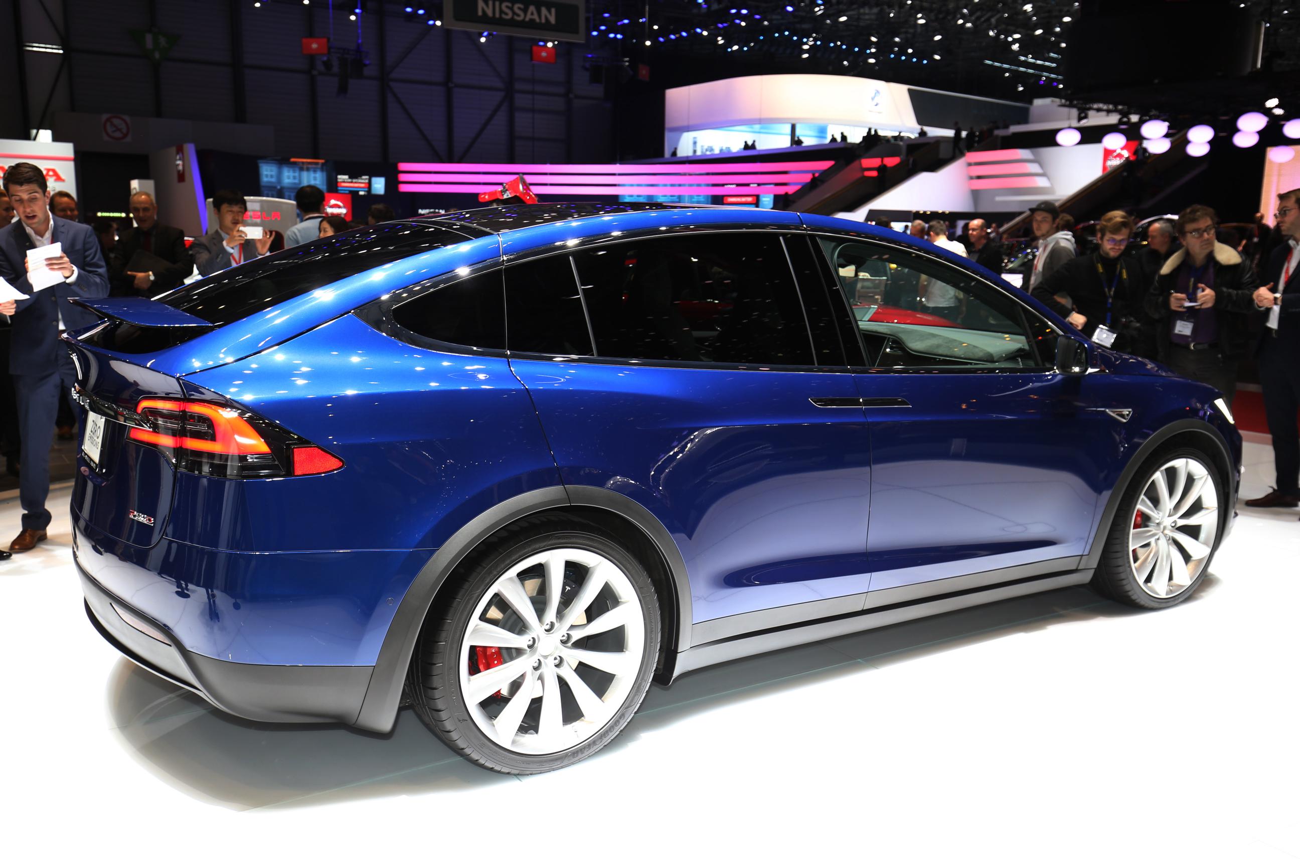 Prijzen, uitvoeringen en opties Tesla Model X bekend. De nieuwe Model X is er vanaf 94.500 euro voor de Model X 70D en als Model X 90D voor 111.200 euro.