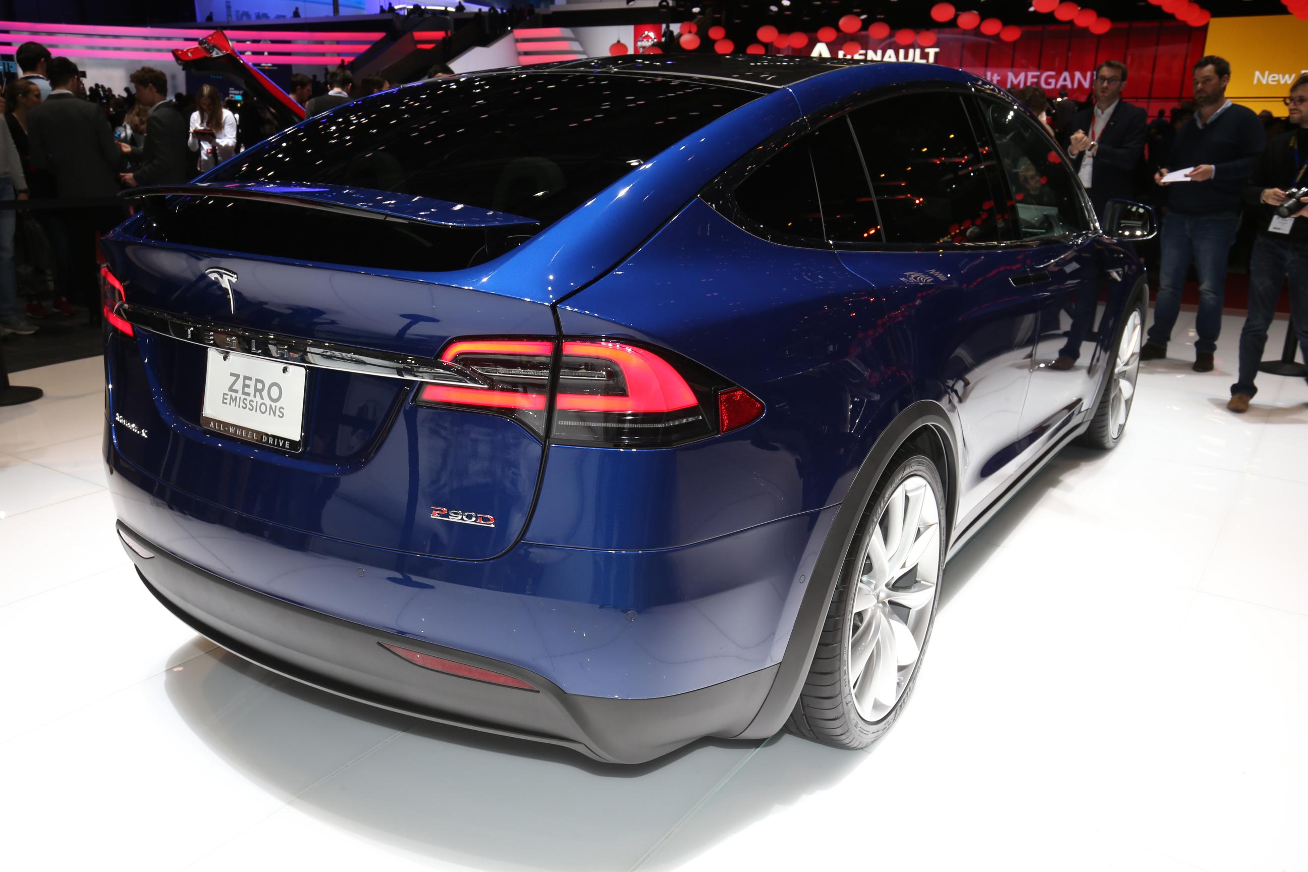 Prijzen, uitvoeringen en opties Tesla Model X bekend. De nieuwe Model X is er vanaf 94.500 euro voor de Model X 70D en als Model X 90D voor 111.200 euro.