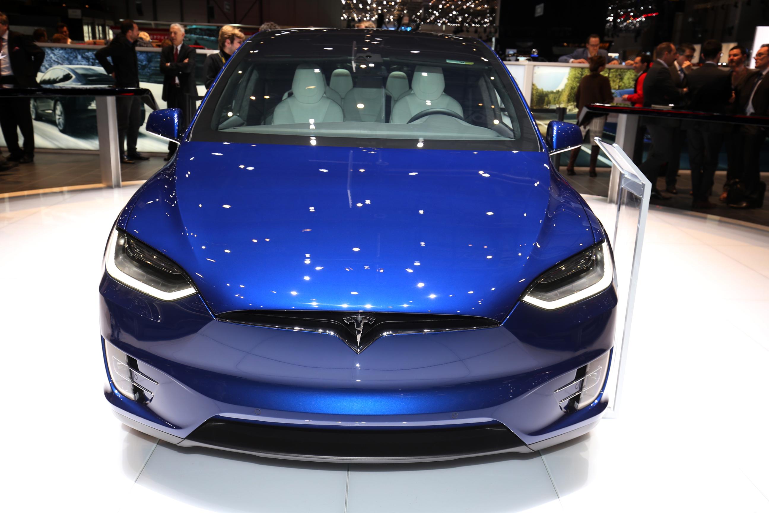 Prijzen, uitvoeringen en opties Tesla Model X bekend. De nieuwe Model X is er vanaf 94.500 euro voor de Model X 70D en als Model X 90D voor 111.200 euro.