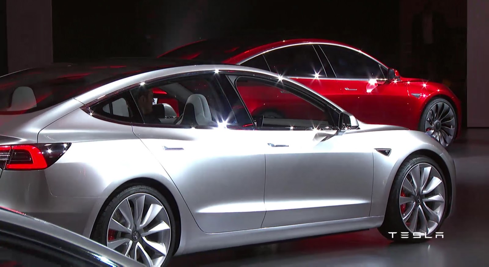 Eerste foto's en details Tesla Model 3, de volledig elektrische Tesla met een betaalbare prijs van 35.000 dollar.