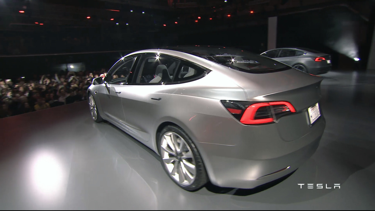 Eerste foto's en details Tesla Model 3, de volledig elektrische Tesla met een betaalbare prijs van 35.000 dollar.