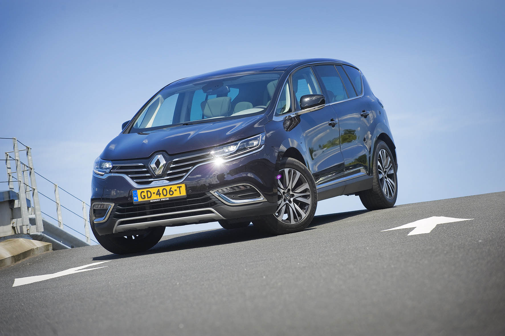 Renault verovert de particuliere en zakelijke markt en blijkt in 2015 het grootste particuliere merk van Nederland te zijn.