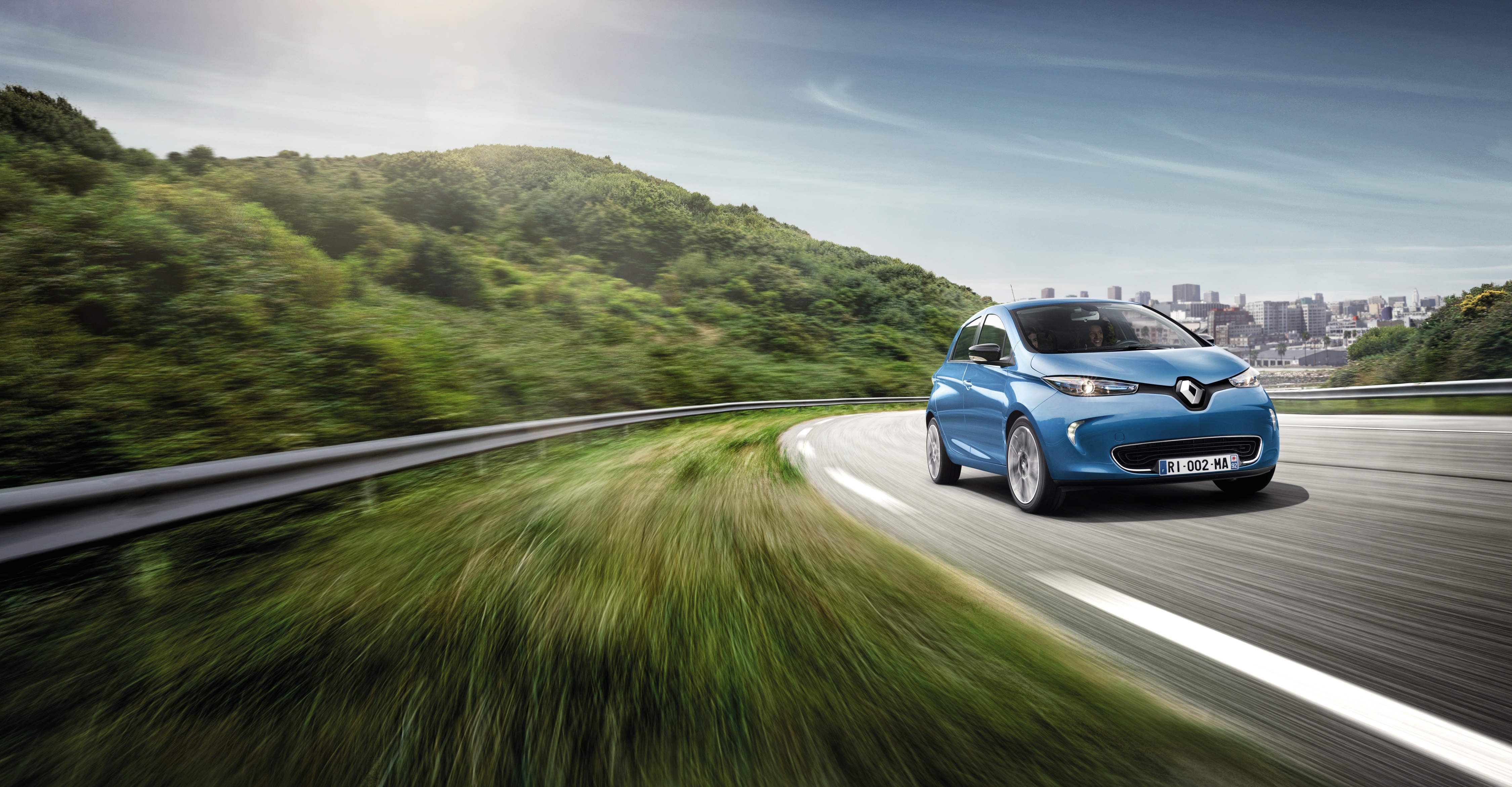 Renault geeft Zoe een energieboost met de komst van de Zoe 40, voorzien van 41 kWh accupakket. Daarmee heeft de elektrische Zoe een actieradius van 400 kilometer!