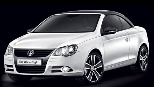 Wit is het nieuwe zwart. Of toch niet helemaal? Volkswagen heeft op de Essen Motor Show de Eos White Night gepresenteerd. De coupe-cabriolet van het merk is in de witte lak gezet en kreeg een zwart ui