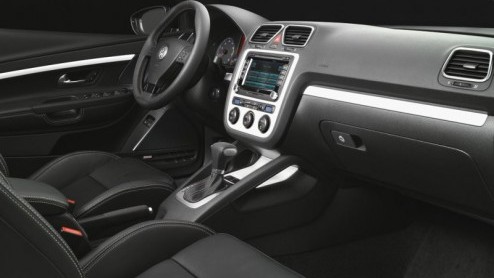 Wit is het nieuwe zwart. Of toch niet helemaal? Volkswagen heeft op de Essen Motor Show de Eos White Night gepresenteerd. De coupe-cabriolet van het merk is in de witte lak gezet en kreeg een zwart ui
